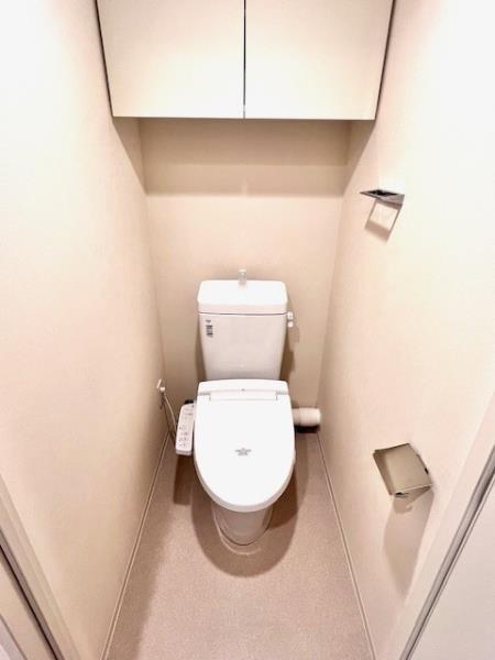 トイレ　落ち着いた色調のトイレです
