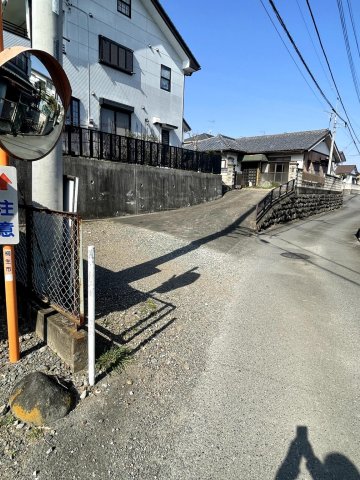 駐車場　庭までの通路に２台、庭に２台程度。