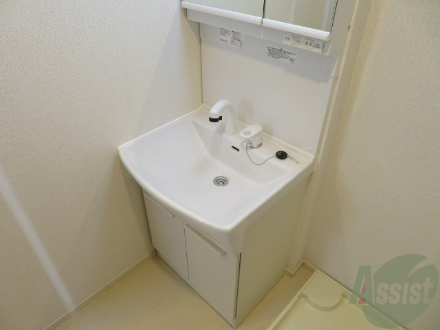 洗面設備　独立洗面台で、鏡部分も収納スペースがあり使いやすいです。