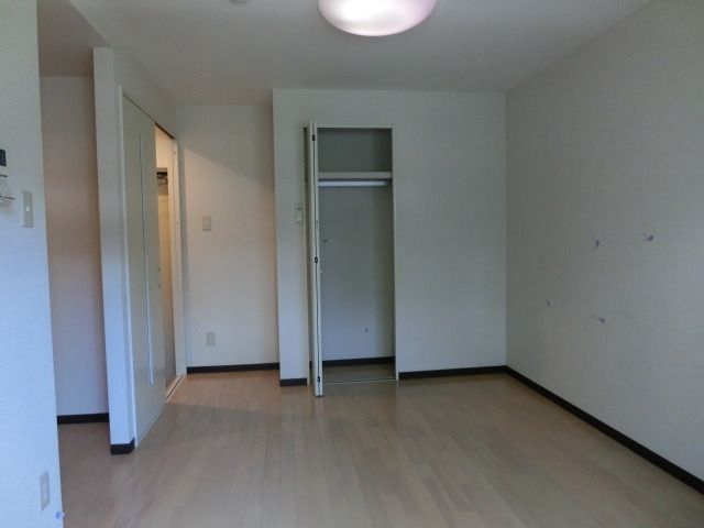 居室・リビング　明るいフローリングのキレイなお部屋です