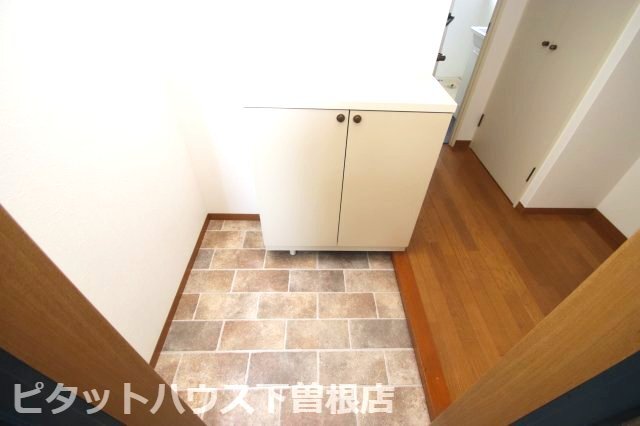 玄関　写真は以前リフォームした部屋です。
