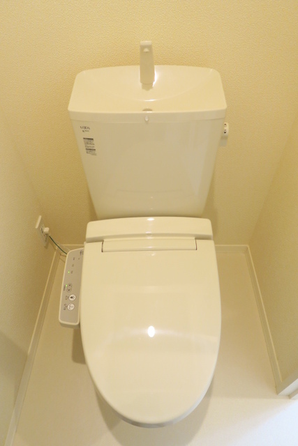 トイレ　トイレには快適な温水洗浄便座付き