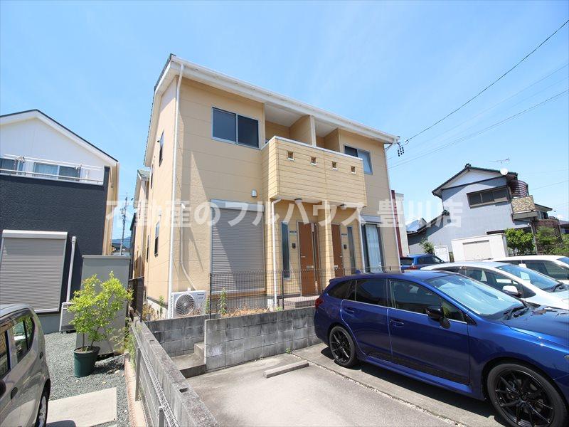 建物外観　A棟外観：A棟側正面・駐車場：１台分