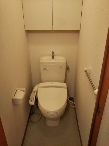 その他　温水洗浄便座付き。同タイプの写真です。