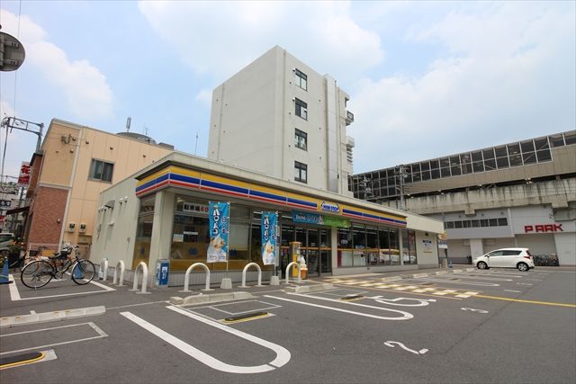 コンビニ　ミニストップ 越谷駅西口店（コンビニ）まで495m