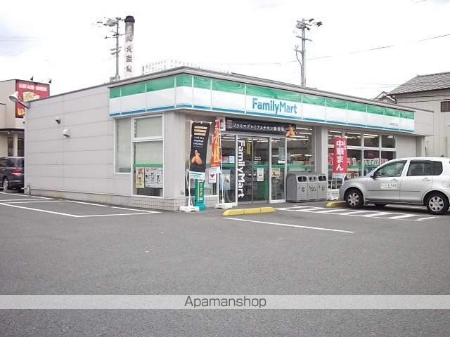 コンビニ　ファミリーマート（コンビニ）まで950m