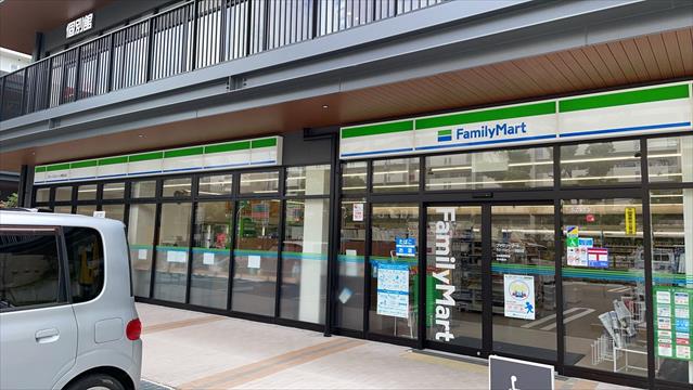 コンビニ　ファミリーマート（コンビニ）まで12m