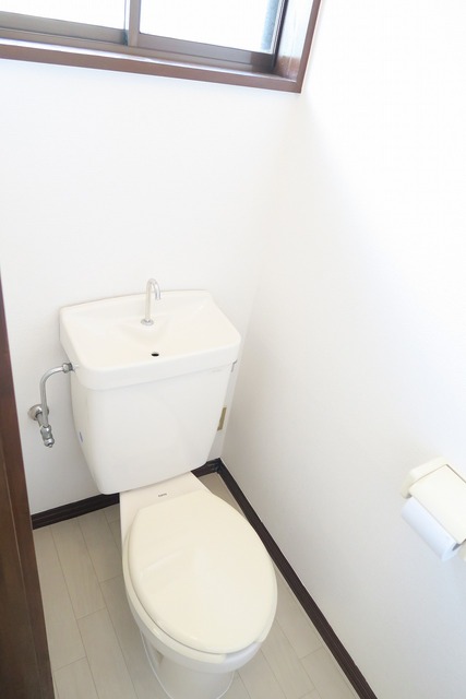 トイレ　トイレにも小窓付き