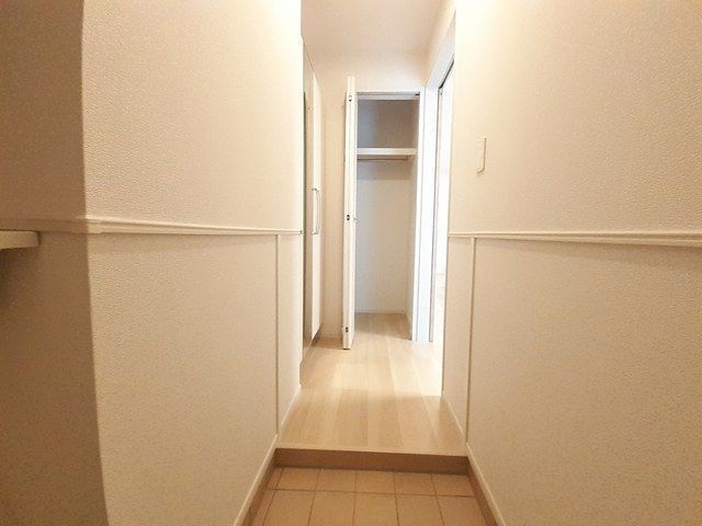 玄関　同じ施工会社の別物件となります（現状を優先します）