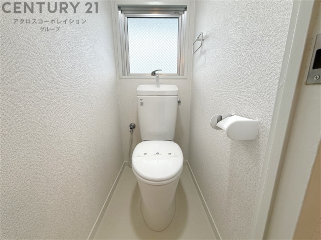 トイレ　窓付きで換気ができます♪