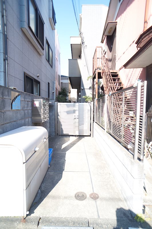 エントランス　旗竿地の為、１階でも一目につきづらいお部屋！