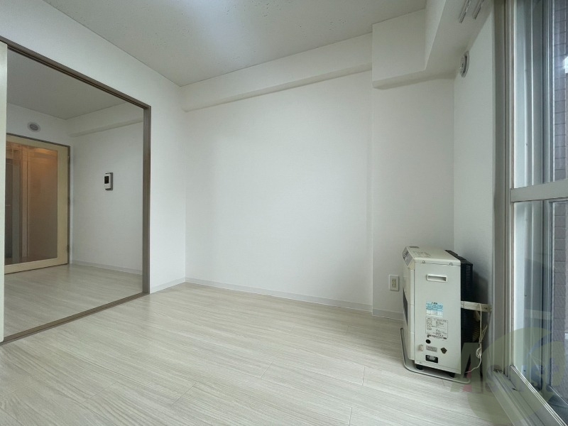 その他部屋・スペース　洋室を撮影しました。日射しがあり明るい印象。