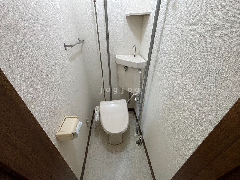 トイレ　嬉しい温水洗浄便座付きのトイレです。