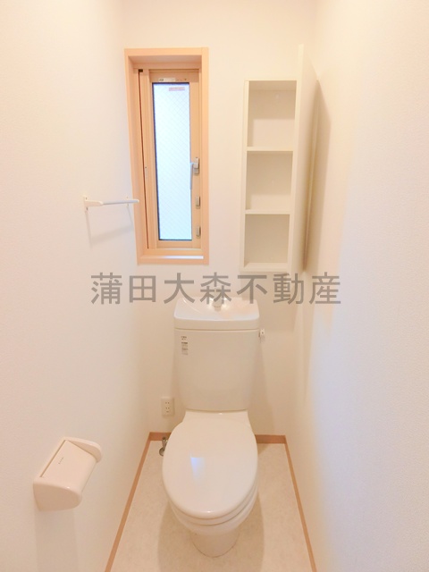 トイレ　換気にうれしい！窓と棚付きのトイレ