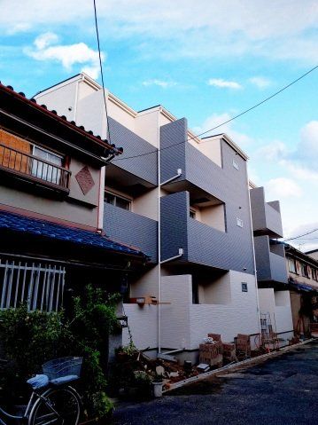 建物外観　3階建てのスマートな建物です。