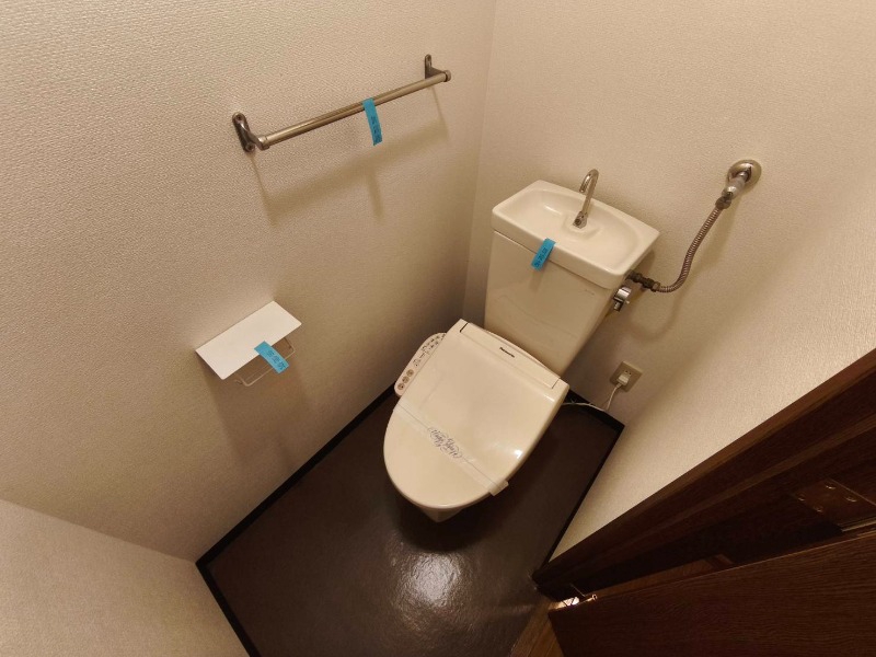 トイレ　こちらはトイレです。清潔感があり、安心して使用できます。