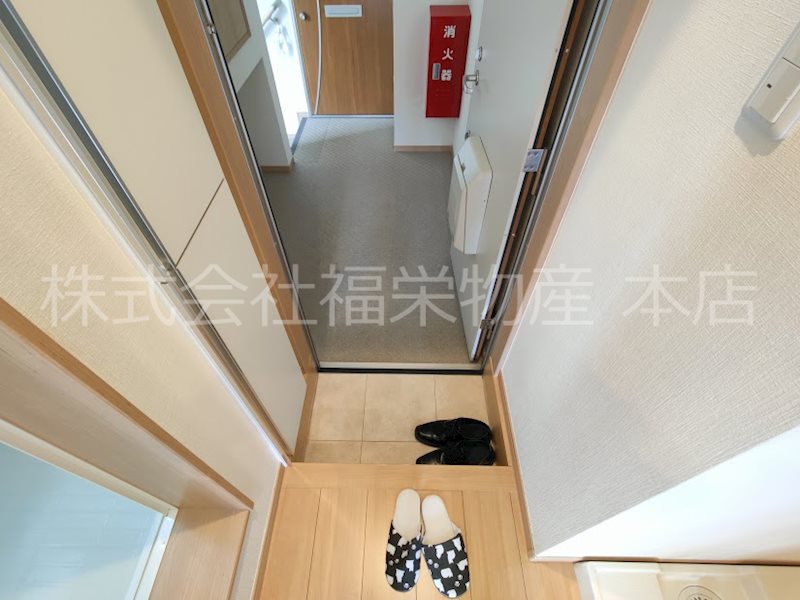 玄関　下駄箱付き