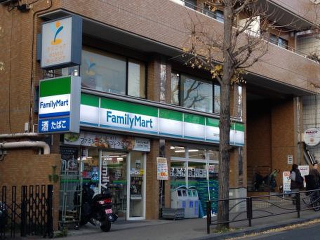 コンビニ　ファミリーマート宮前平駅前店（コンビニ）まで525m