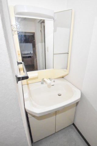 洗面設備　人気の独立洗面所にはうれしいシャンプードレッサー完備です。