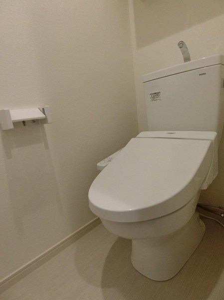 トイレ　温水洗浄便座付きのトイレです。