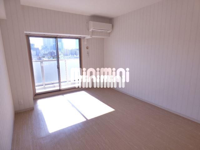 居室・リビング　エアコン付きのお部屋です。