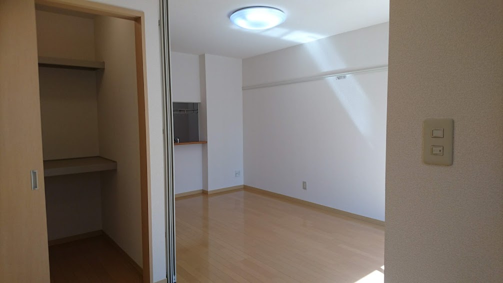 シャーメゾン榴ヶ岡の居間写真