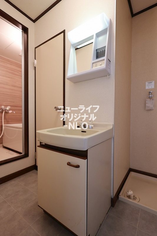 洗面設備　シンプルかつ機能的な洗面化粧台で朝の身支度もスムーズ☆