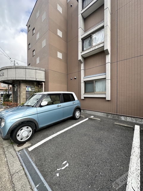 駐車場　敷地内で駐車場が借りれるので楽々乗り降りできますね＾＾