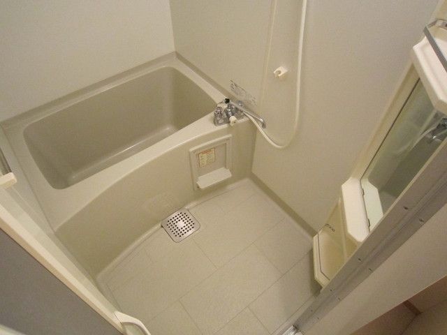 バス・シャワールーム　鏡が付いてます