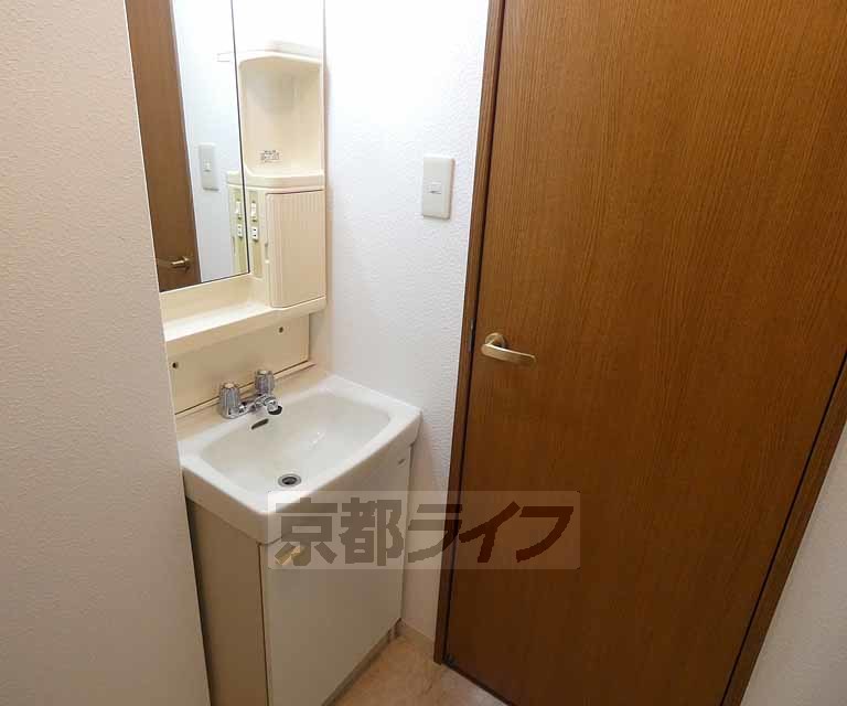 洗面設備　神宮丸太町駅近くのＲＣ造の３点セパレート角部屋です。