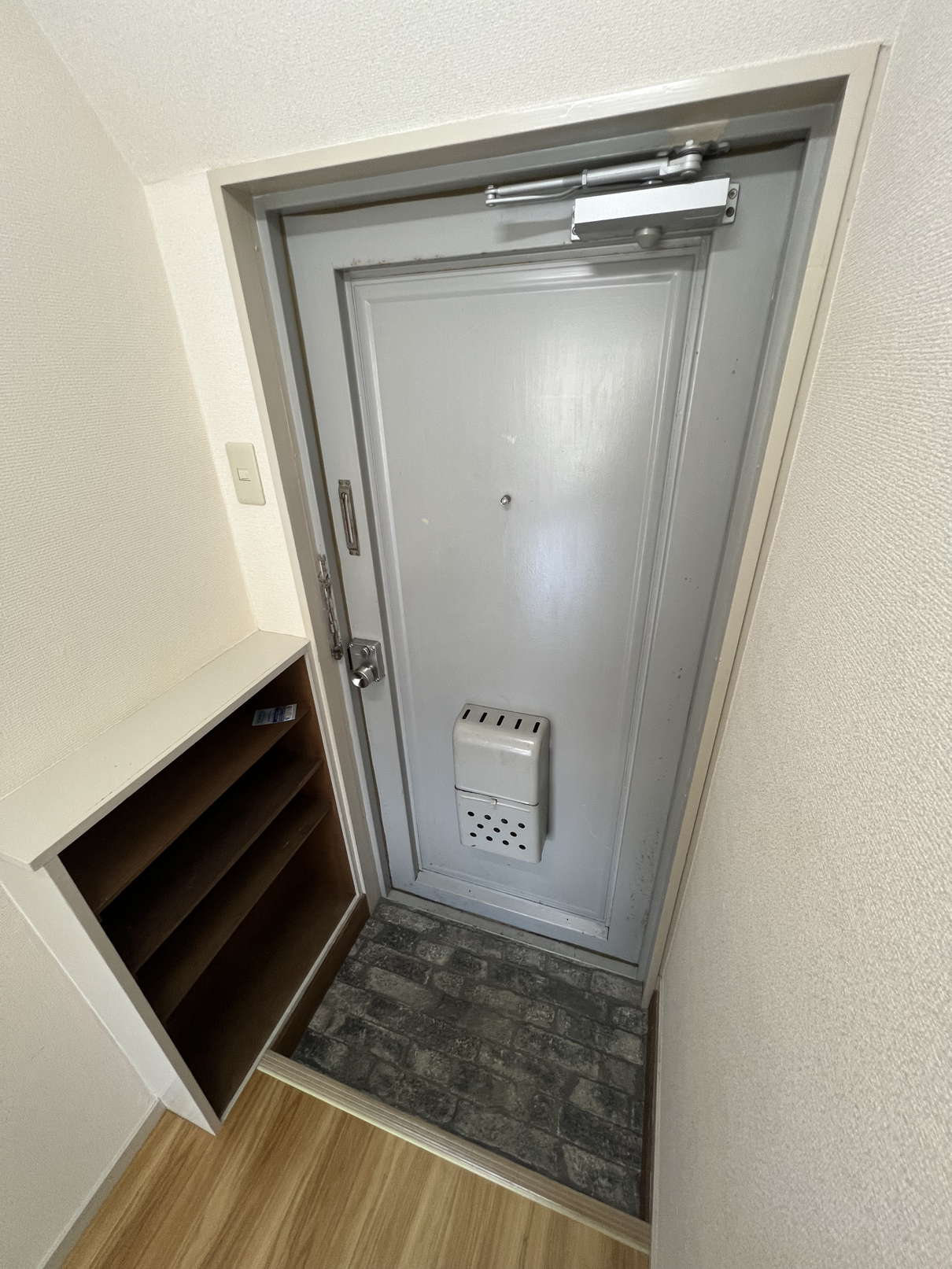 玄関　※同物件別号室の参考写真です。