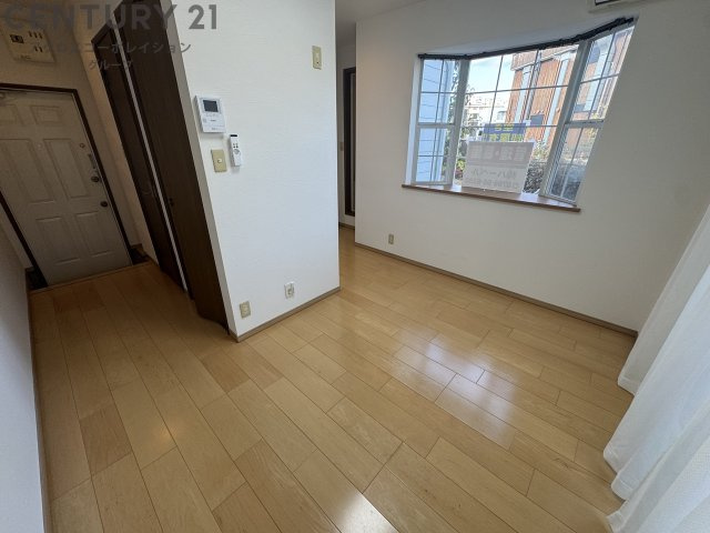 居室・リビング　出窓もついて明るいお部屋です。