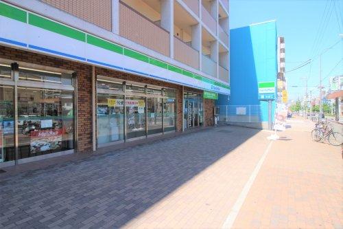 コンビニ　ファミリーマート神戸上沢駅前店（コンビニ）まで388m
