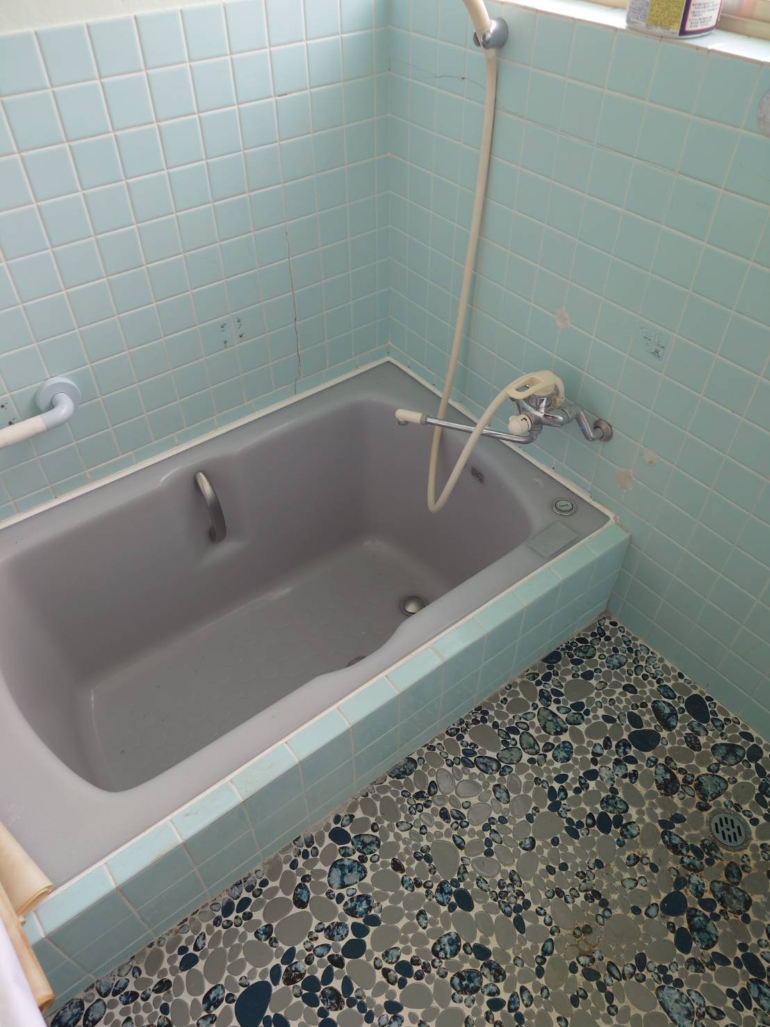 バス・シャワールーム　温水器タイプで追い焚きは有りません。