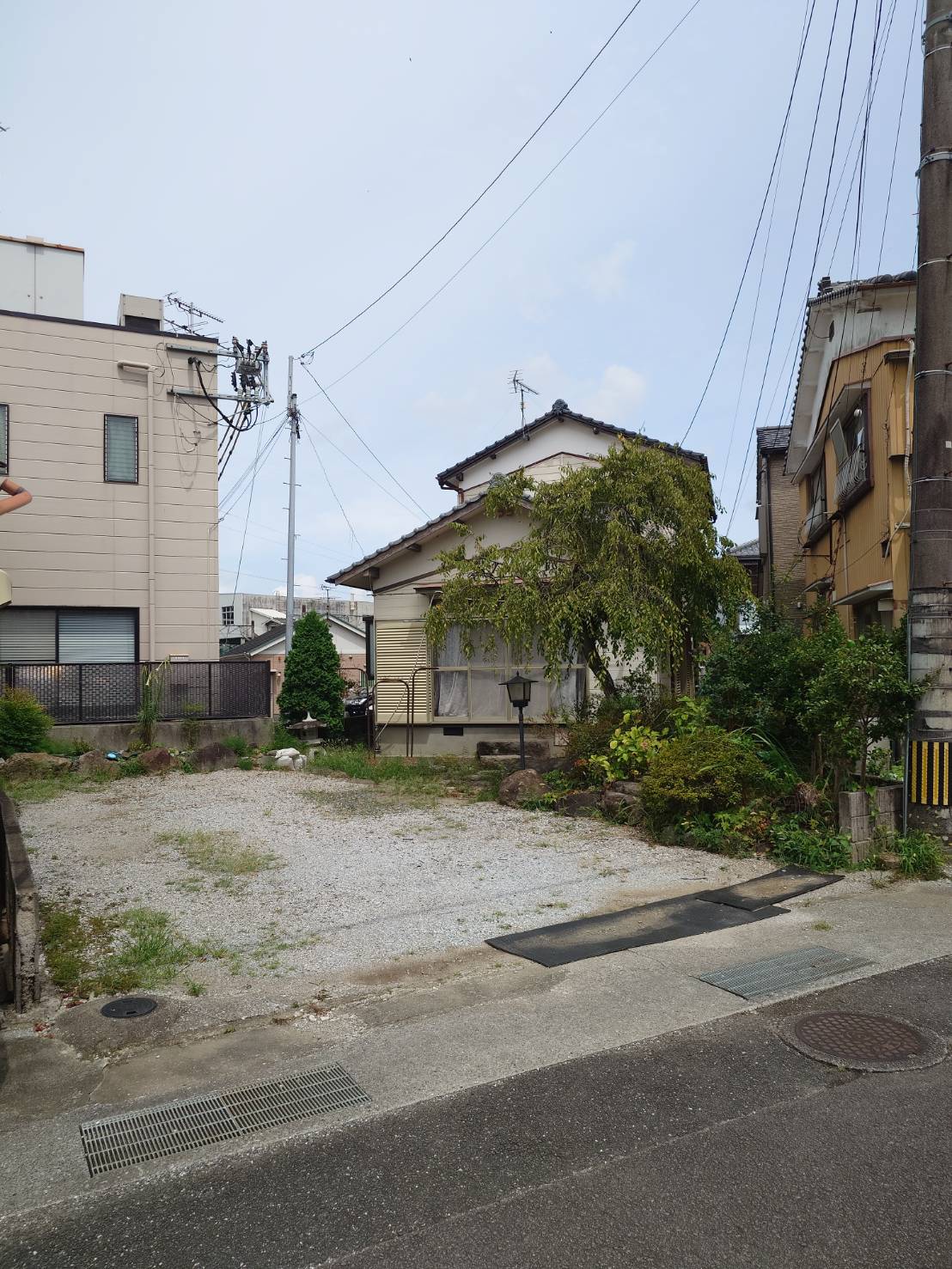 建物外観　道路からは駐車場の奥に家屋が有ります！