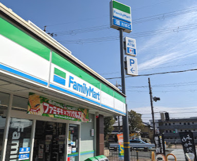 コンビニ　ファミリーマート 摂津三島店（コンビニ）まで566m