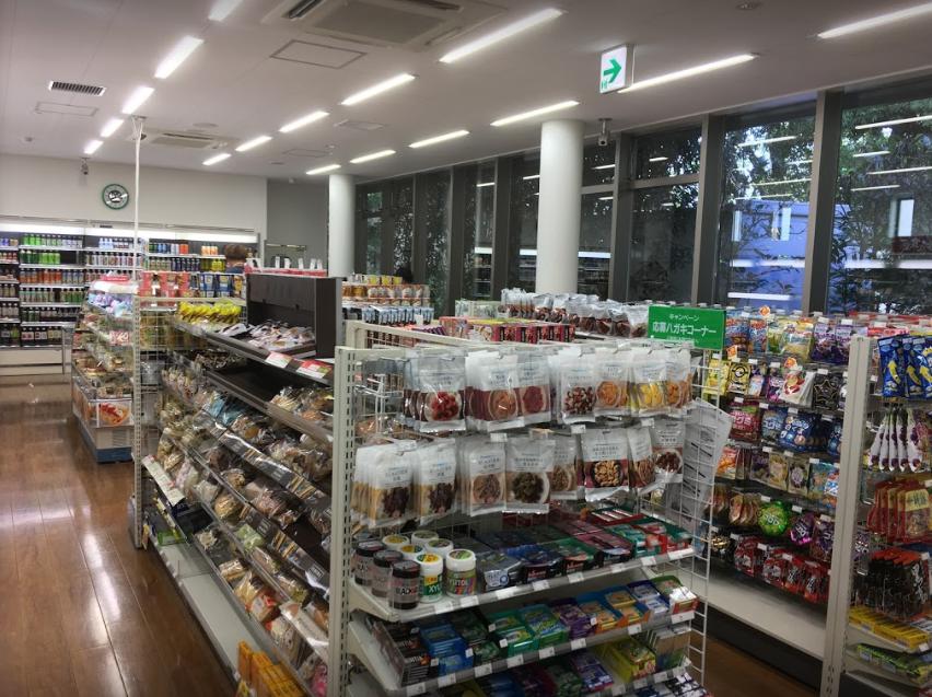 コンビニ　ファミリーマート 目白大学新宿キャンパス店（コンビニ）まで562m