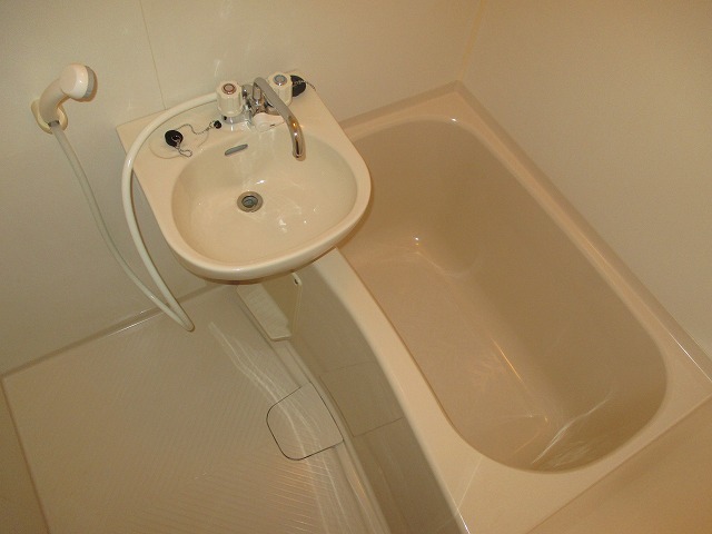 バス・シャワールーム　お風呂トイレ別なのでゆっくり浸かれますね
