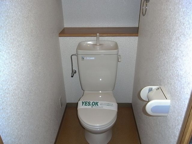 トイレ　便利な戸棚付きのトイレ