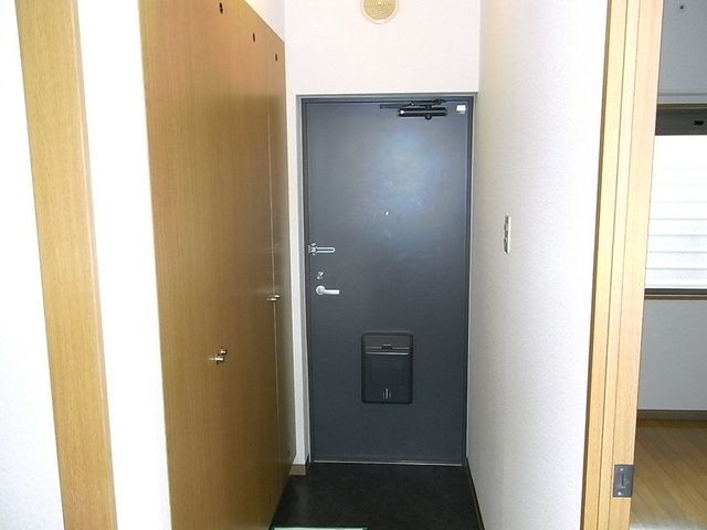 玄関　大型シューズボックス付きの玄関