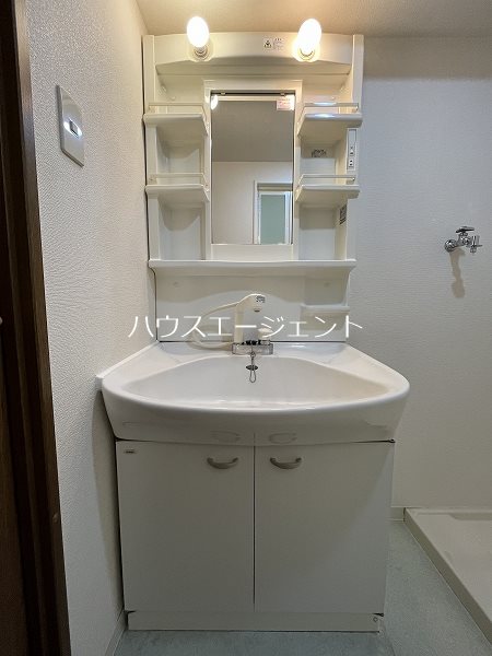 洗面設備　嬉しい独立洗面台付きです。