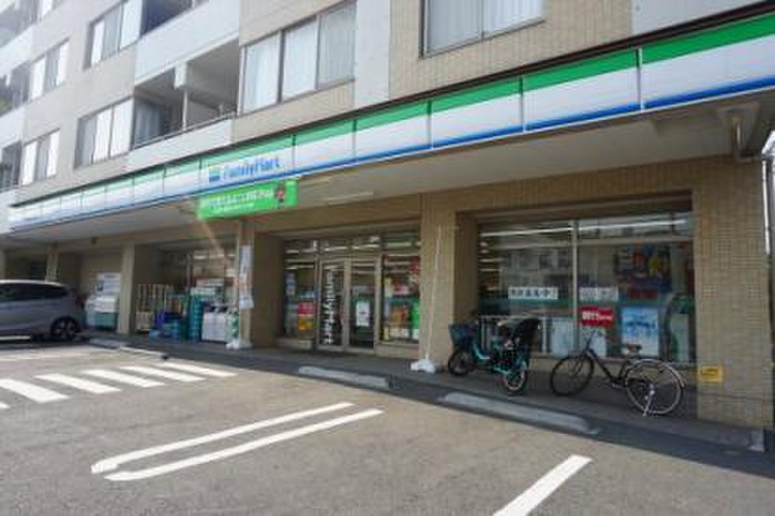 コンビニ　ファミリーマート横浜神大寺四丁目店（コンビニ）まで166m