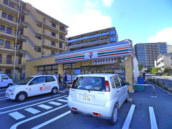 コンビニ　セブンイレブン（コンビニ）まで327m