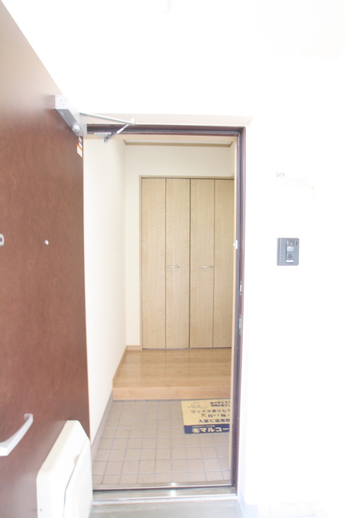 玄関　※同タイプの写真となります。現状優先