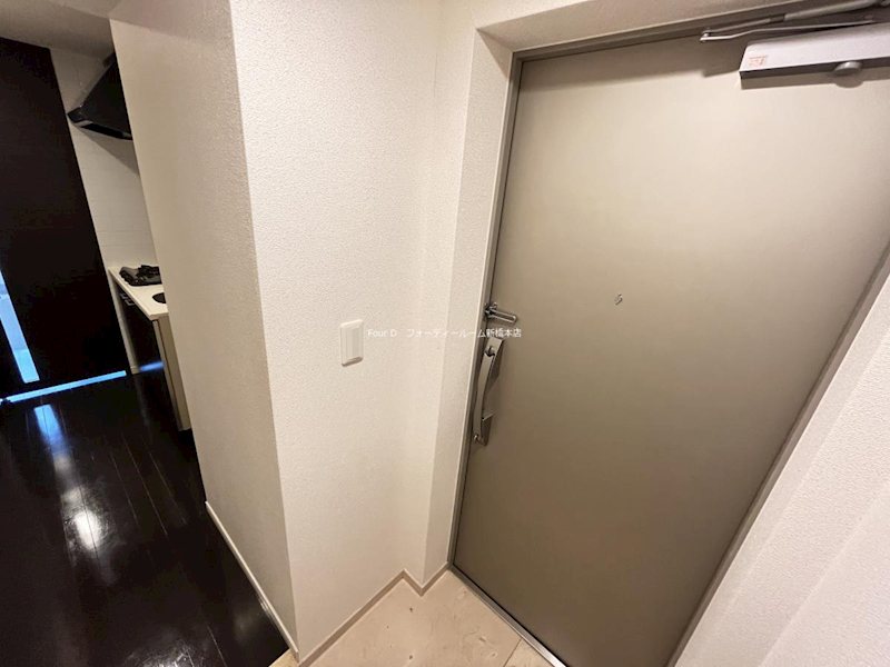 玄関　※フロアによってフローリング色が異なります。お問合せください