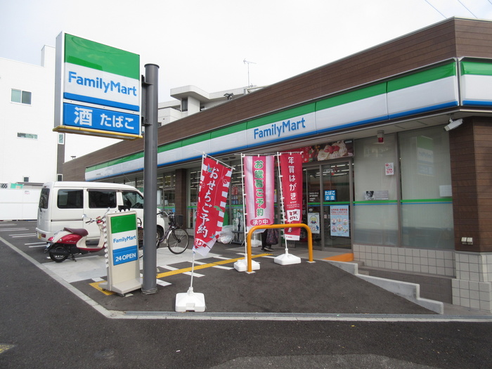 コンビニ　ファミリーマート（コンビニ）まで50m