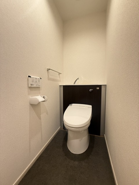 京王相模原線 京王多摩センター駅 徒歩10分 3階建 築11年のトイレ写真