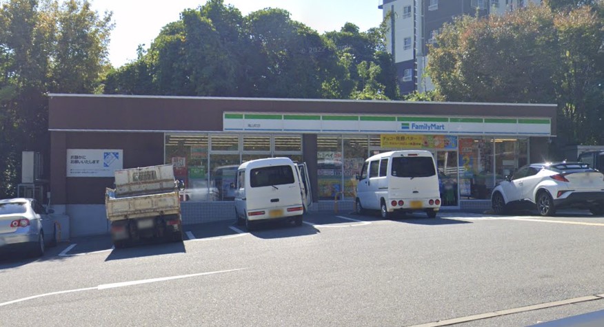 コンビニ　ファミリーマート 滝山町店（コンビニ）まで360m