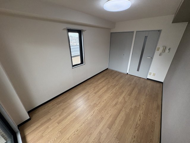 その他部屋・スペース　落ち着いた色調の寝室です
