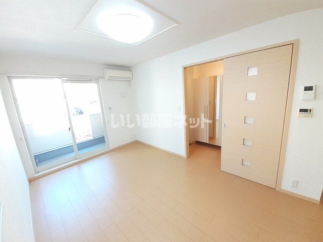 グラース メゾン Aの居間写真
